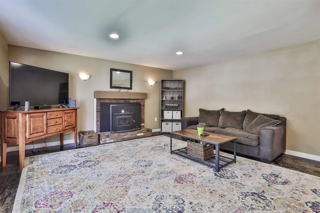 5 Den Avenue Merrimack NH 03054