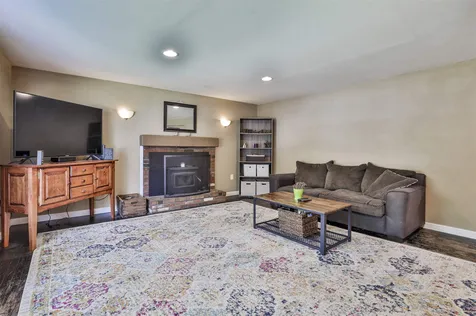 5 Den Avenue Merrimack NH 03054