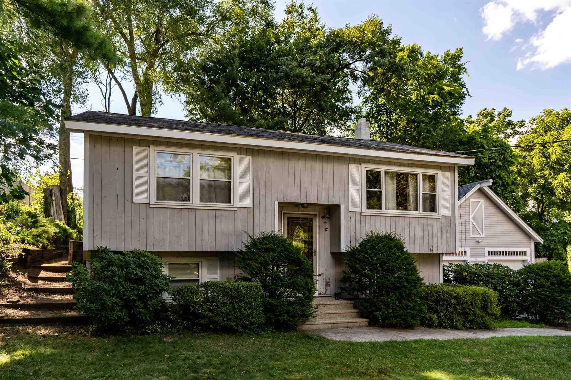 17 Burnham Avenue Nashua NH 03064
