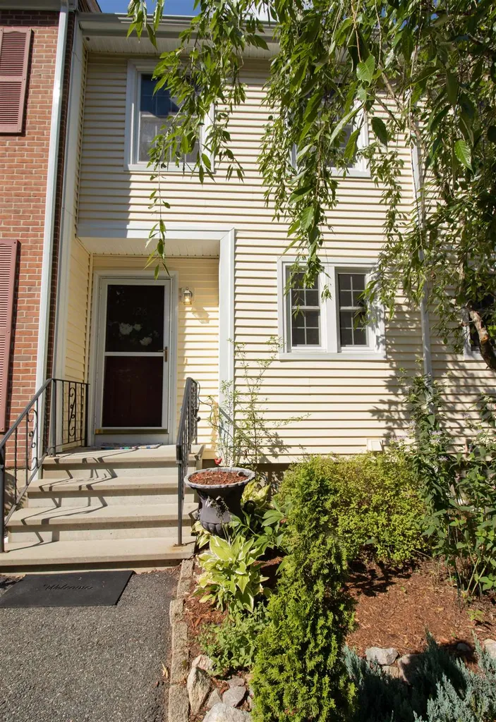 126 Fox Hollow Way Manchester NH 03104