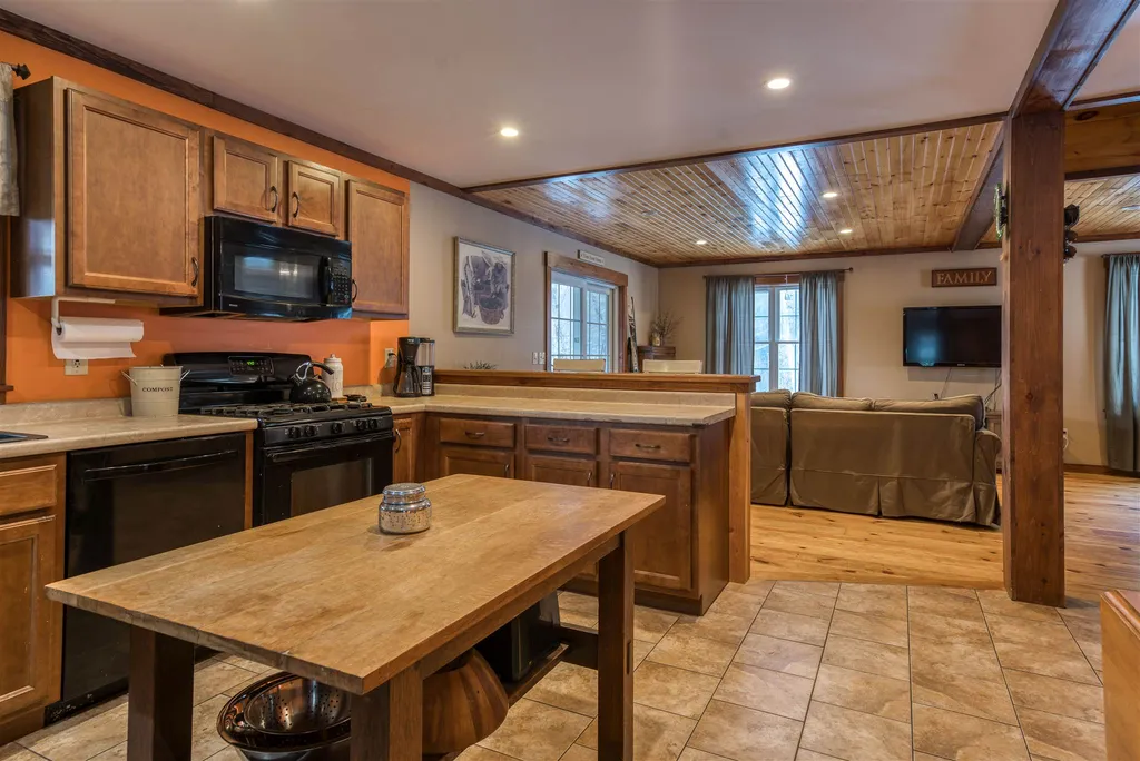 33 Barber Lane Hartland VT 05048