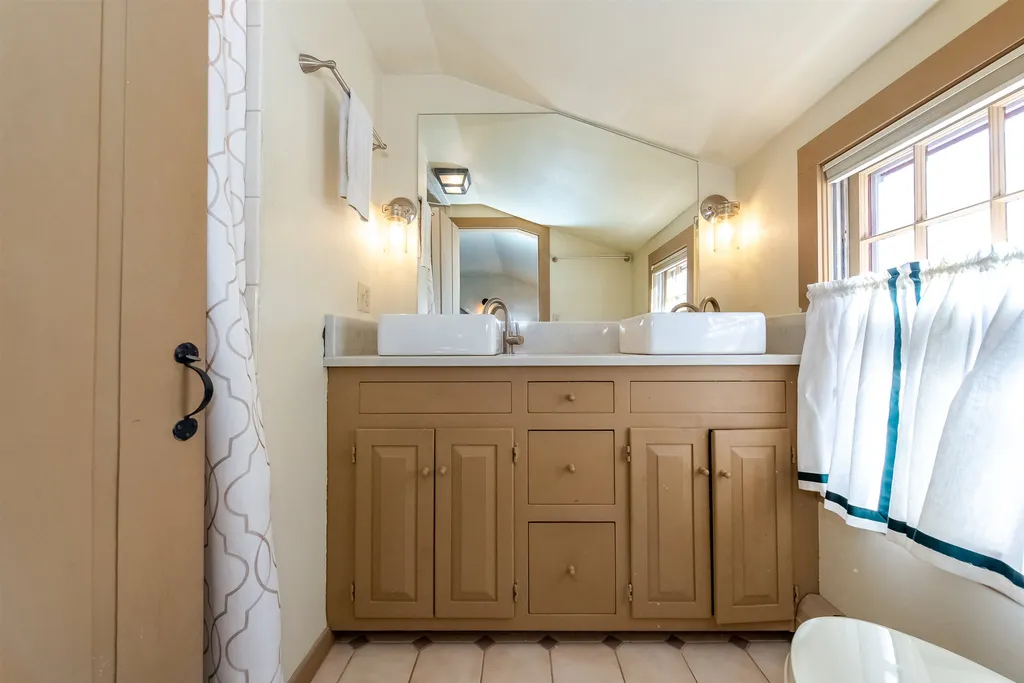 8 Sarah Paul Hill Madbury NH 03823