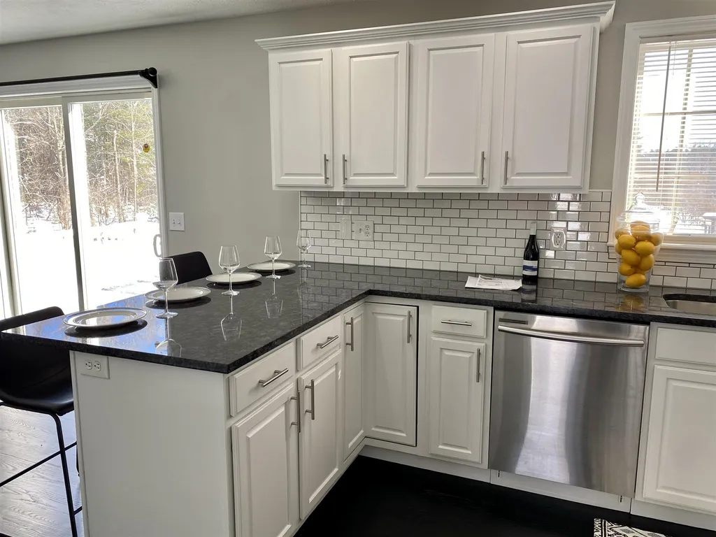 16 Trishas Way Stratham NH 03885