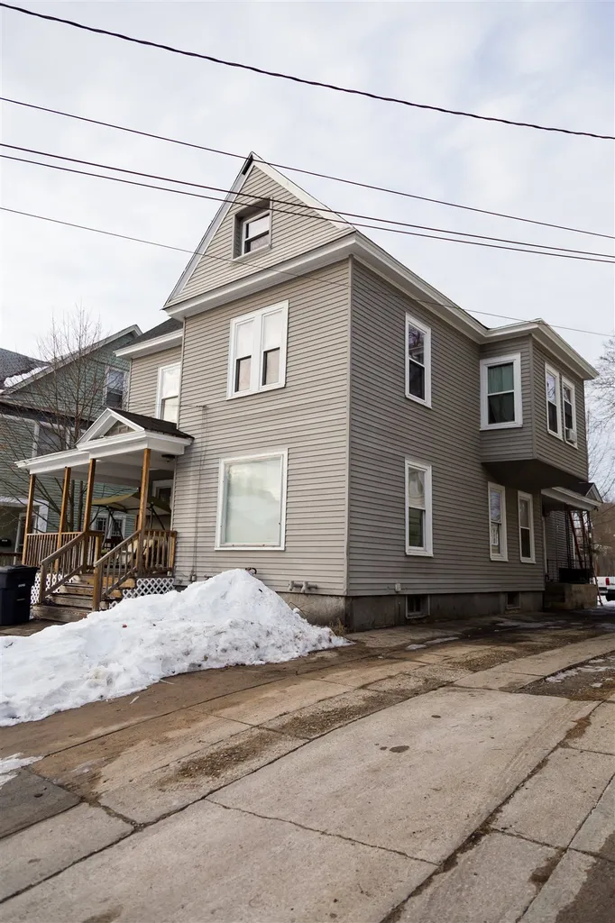 12 Courtland Street Nashua NH 03064