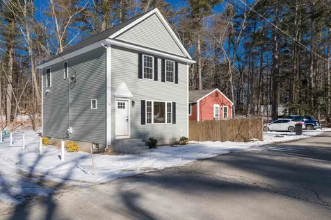17 1st Street Kingston NH 03848-3701