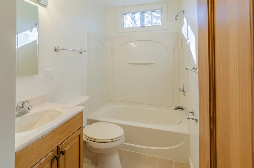 5-7 Victoria Circle Pelham NH 03076