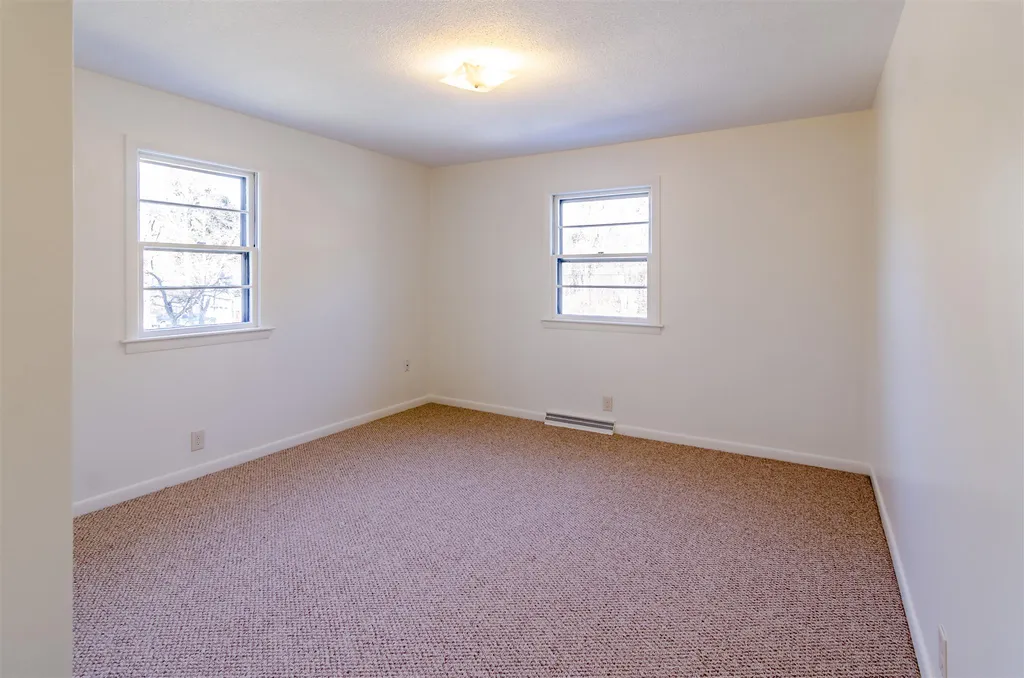 5-7 Victoria Circle Pelham NH 03076