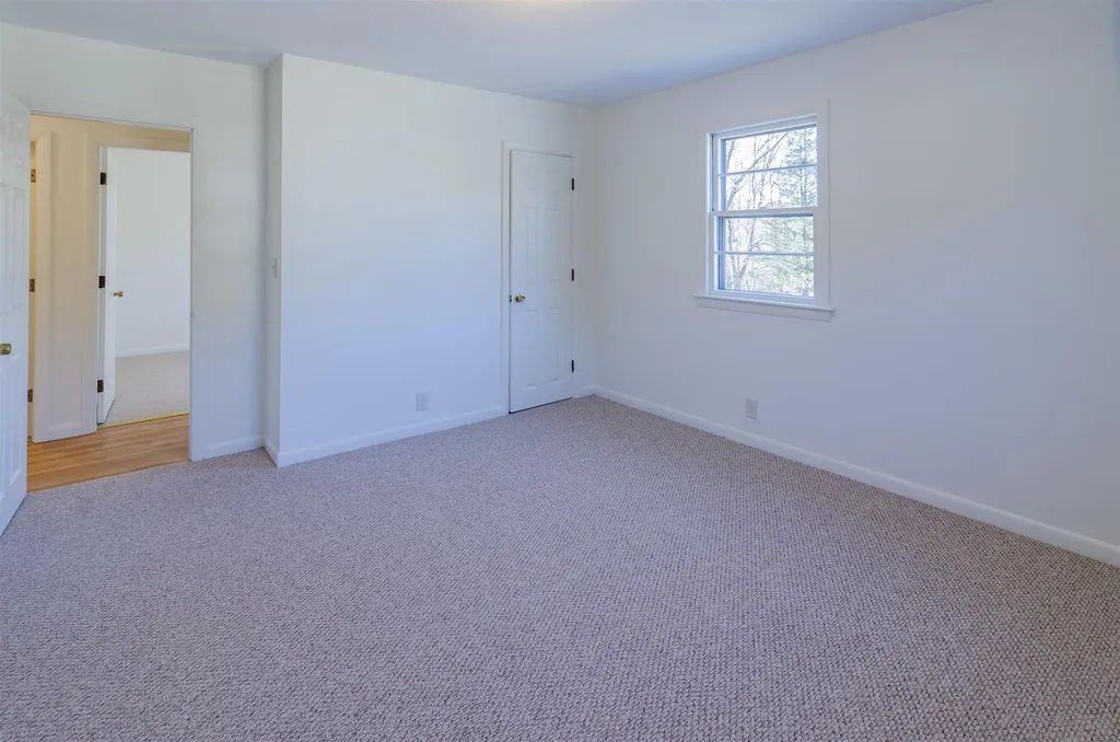 5-7 Victoria Circle Pelham NH 03076