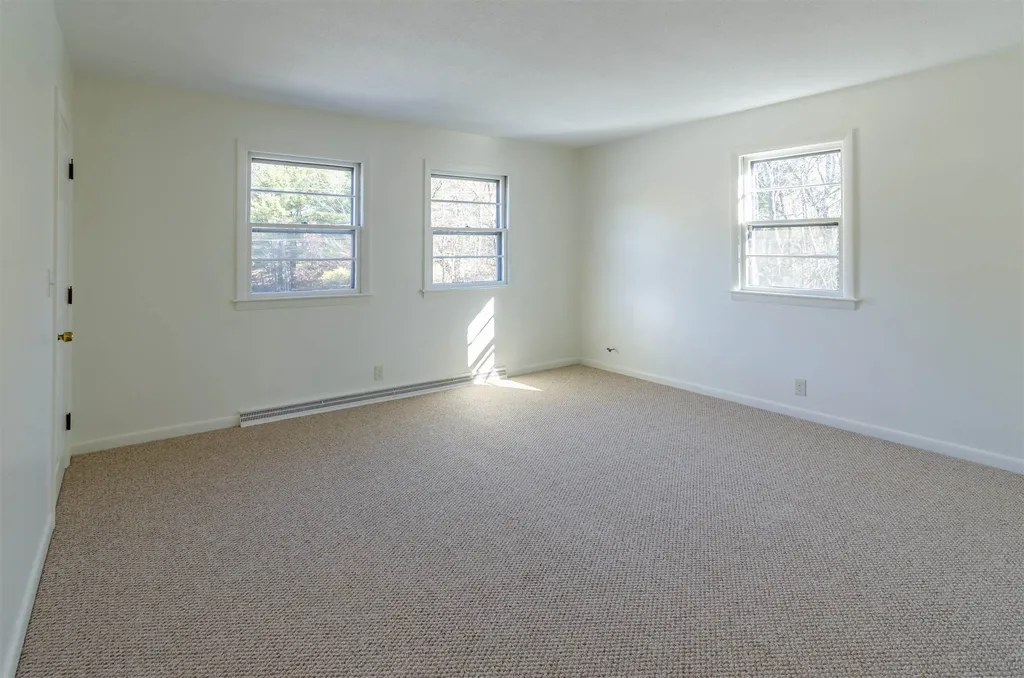 5-7 Victoria Circle Pelham NH 03076