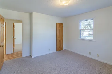 5-7 Victoria Circle Pelham NH 03076