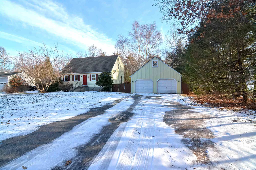 12 Olesen Road Derry NH 03038