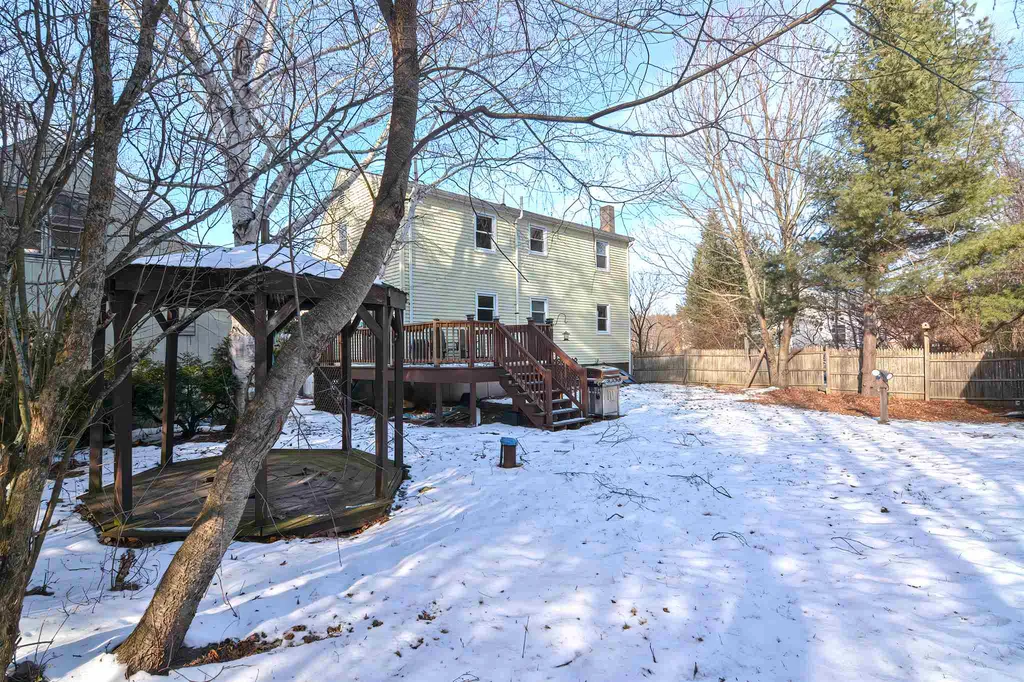 12 Olesen Road Derry NH 03038