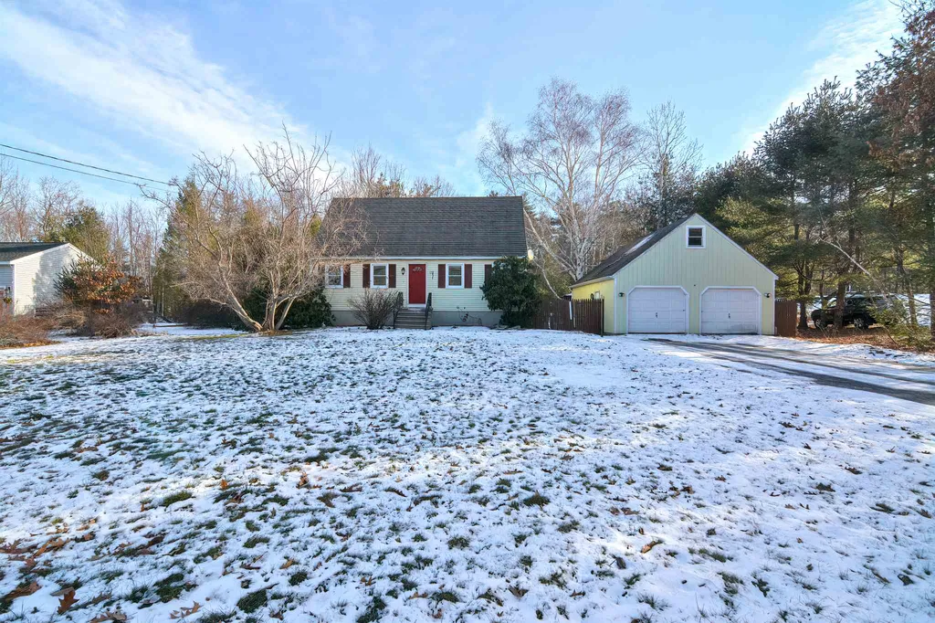 12 Olesen Road Derry NH 03038