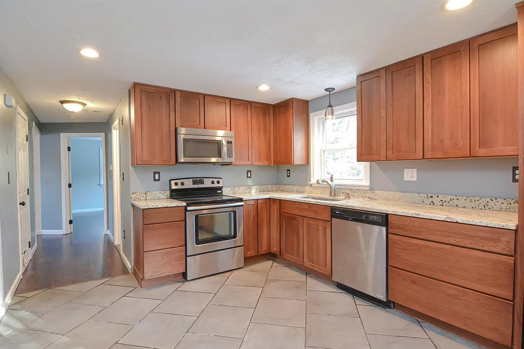 12 Olesen Road Derry NH 03038