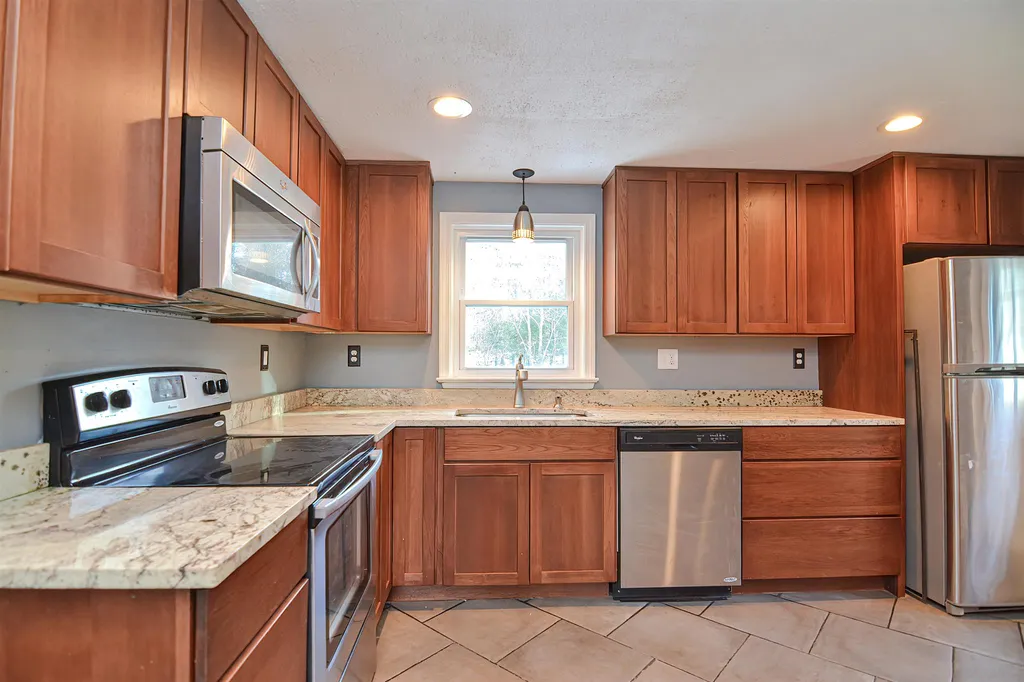 12 Olesen Road Derry NH 03038