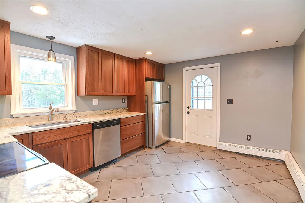12 Olesen Road Derry NH 03038