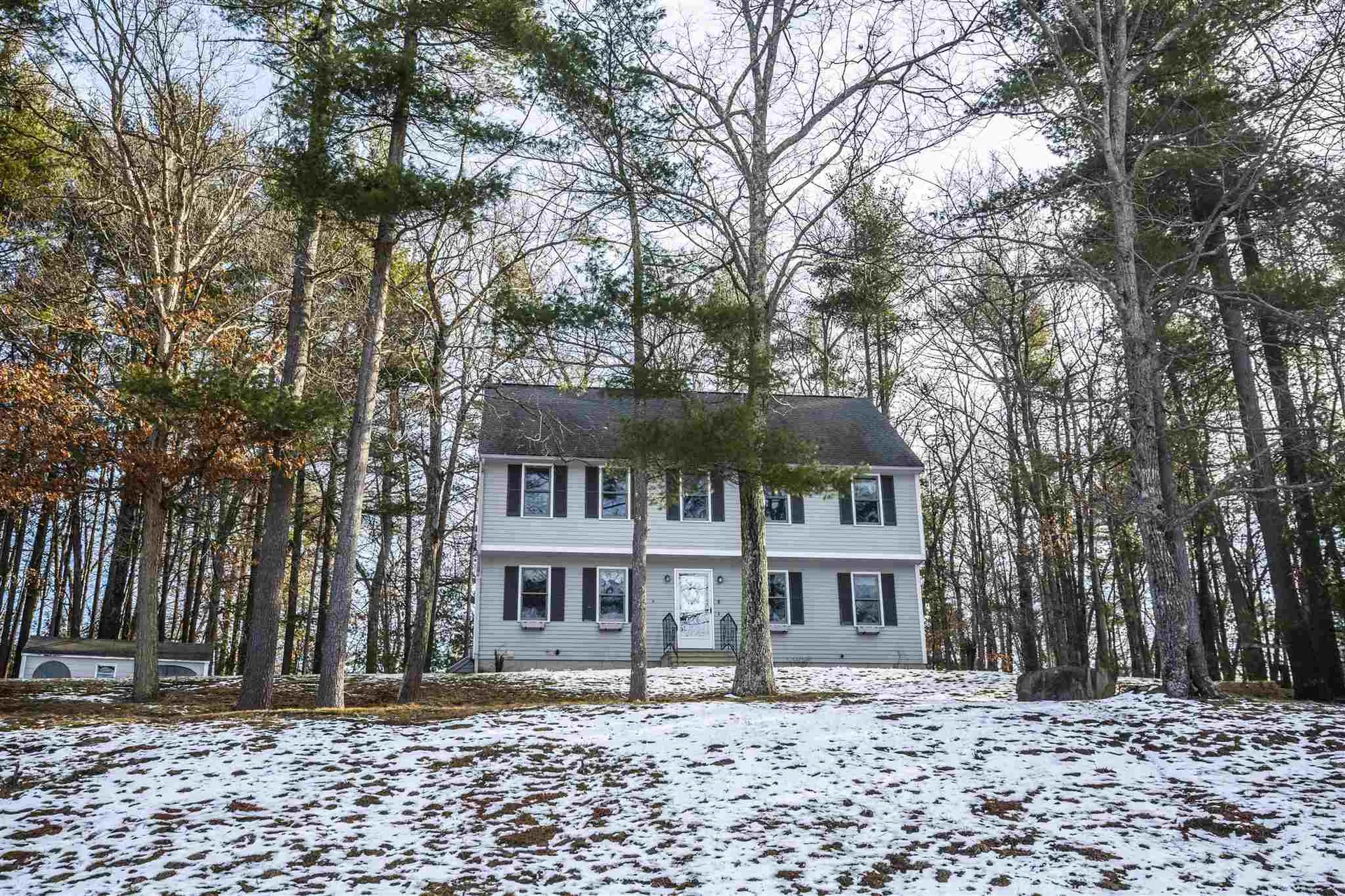 8 Finch Circle Londonderry NH 03053