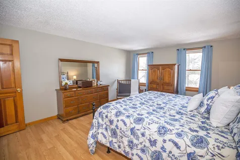 8 Finch Circle Londonderry NH 03053