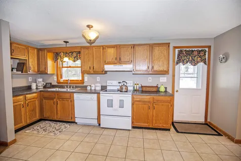 8 Finch Circle Londonderry NH 03053