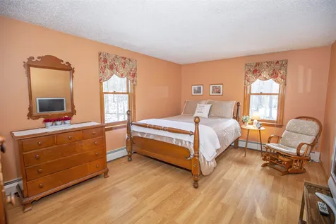 8 Finch Circle Londonderry NH 03053