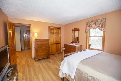 8 Finch Circle Londonderry NH 03053