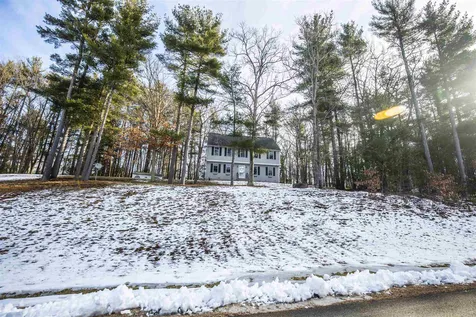 8 Finch Circle Londonderry NH 03053