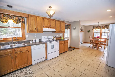 8 Finch Circle Londonderry NH 03053