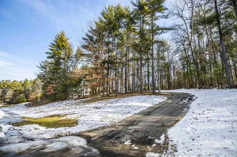 8 Finch Circle Londonderry NH 03053