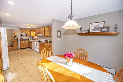 8 Finch Circle Londonderry NH 03053