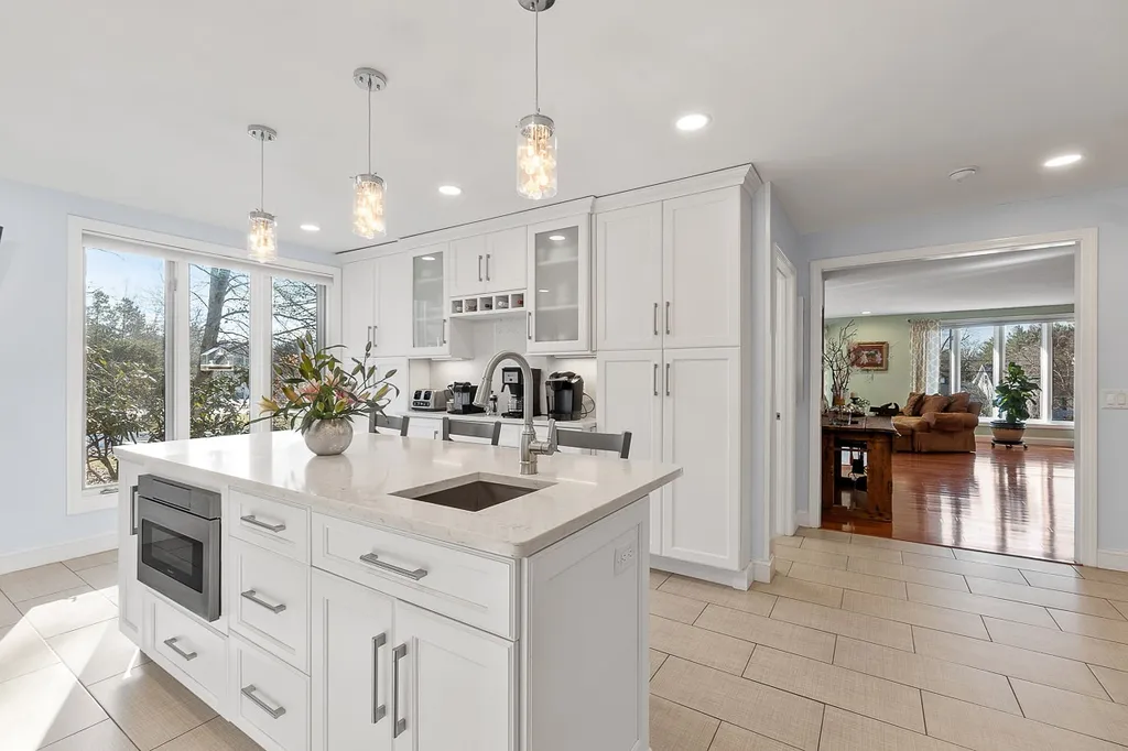 18 Robin Drive Hudson NH 03051