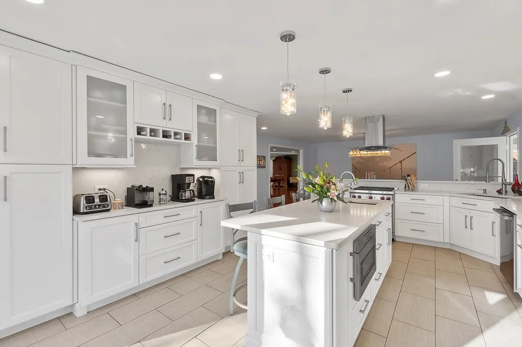 18 Robin Drive Hudson NH 03051