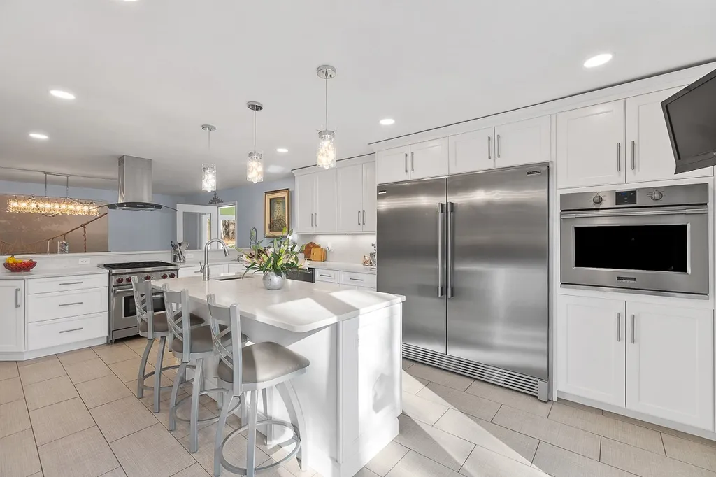 18 Robin Drive Hudson NH 03051