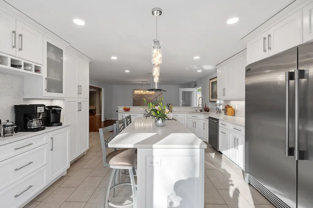 18 Robin Drive Hudson NH 03051