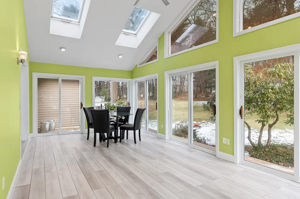18 Robin Drive Hudson NH 03051
