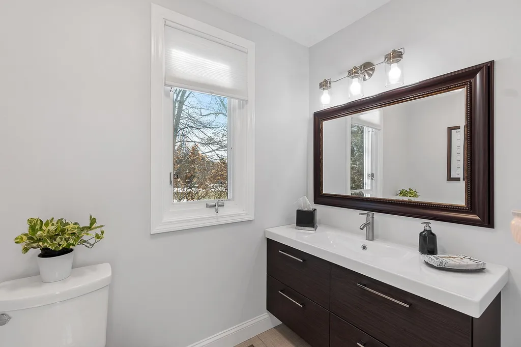18 Robin Drive Hudson NH 03051