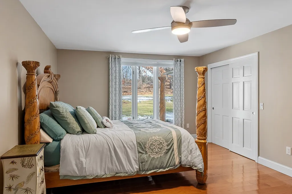 18 Robin Drive Hudson NH 03051