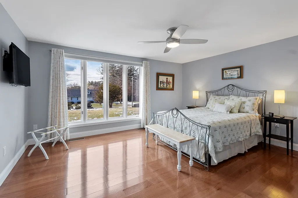 18 Robin Drive Hudson NH 03051