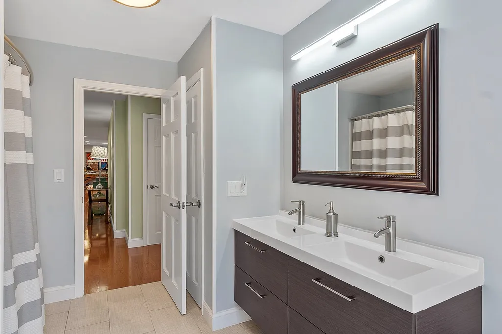 18 Robin Drive Hudson NH 03051