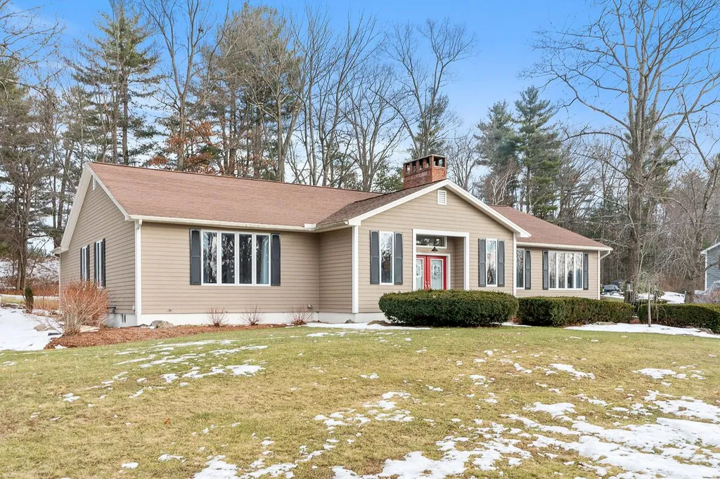 18 Robin Drive Hudson NH 03051