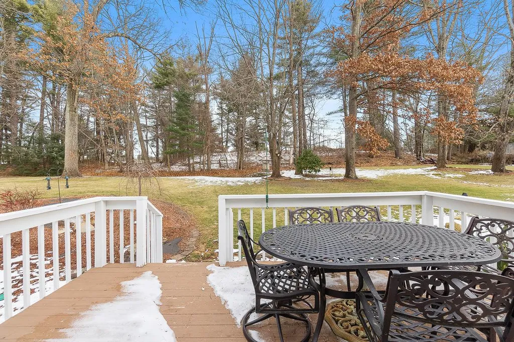 18 Robin Drive Hudson NH 03051