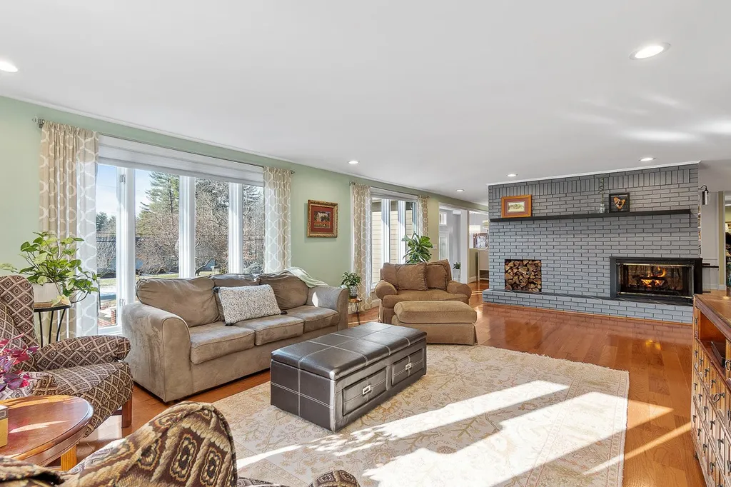 18 Robin Drive Hudson NH 03051