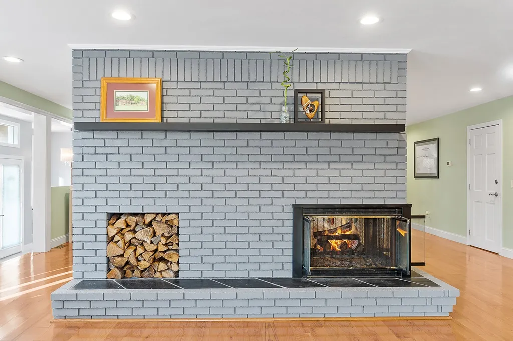 18 Robin Drive Hudson NH 03051