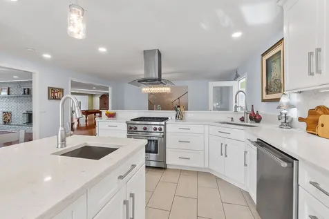 18 Robin Drive Hudson NH 03051