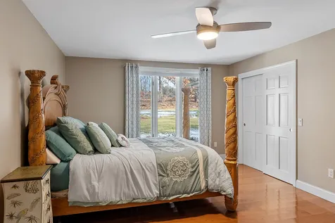 18 Robin Drive Hudson NH 03051