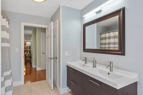 18 Robin Drive Hudson NH 03051