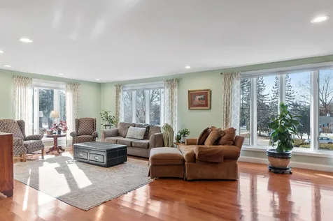 18 Robin Drive Hudson NH 03051