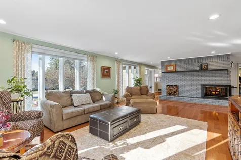 18 Robin Drive Hudson NH 03051