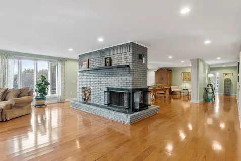 18 Robin Drive Hudson NH 03051
