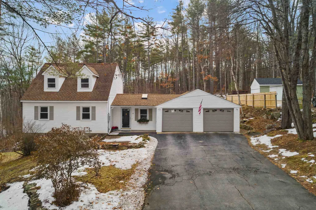8 Gosselin Avenue Hooksett NH 03106
