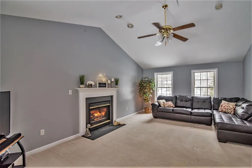 21 Magnolia Lane Derry NH 03038